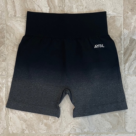 NWOT AYBL Pulse Black / Grey Ombre Seamless Training Short (Size S) - Picture 4 of 8